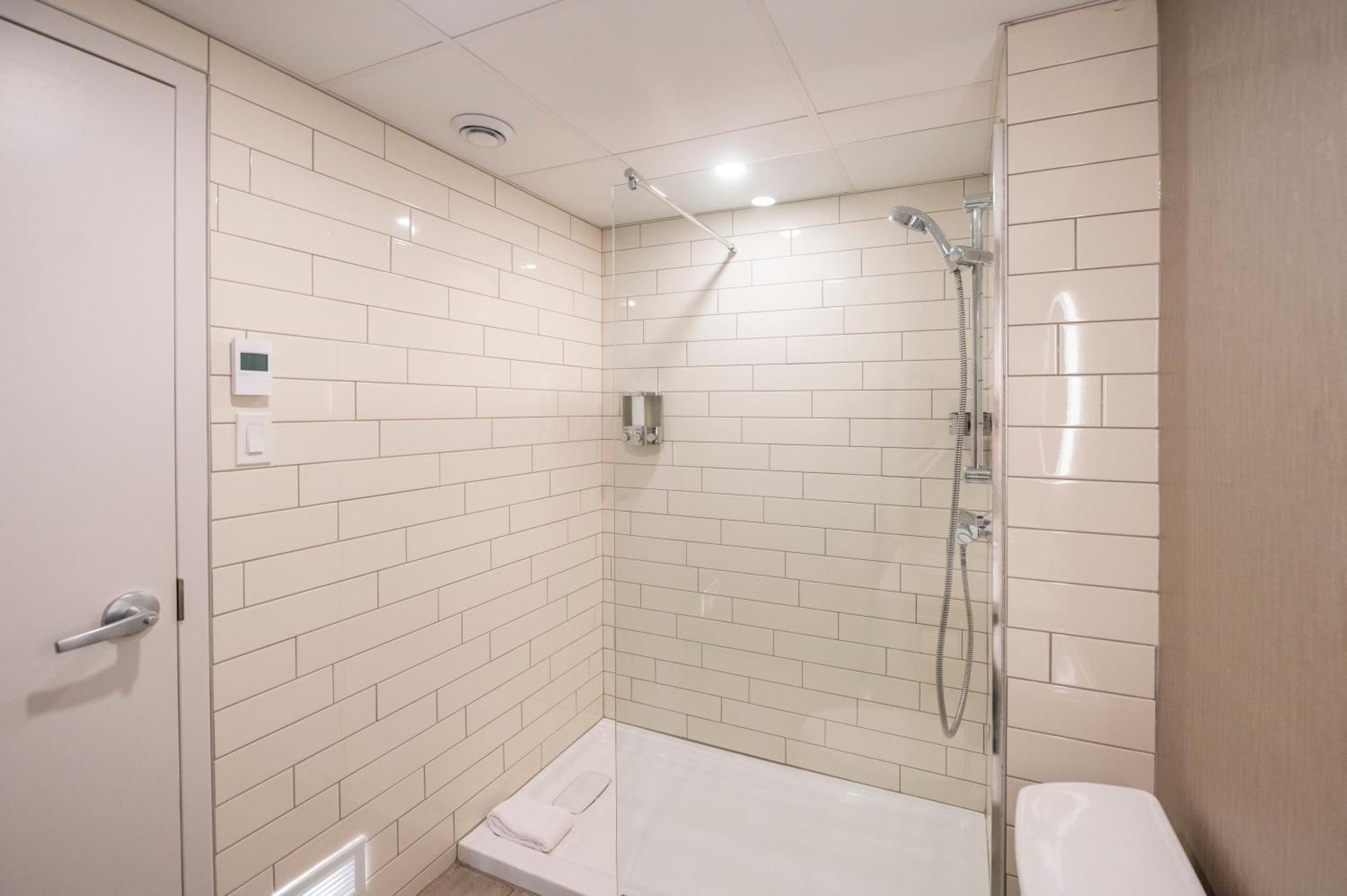 Hotel & Suites Le Dauphin Quebec Bagian luar foto